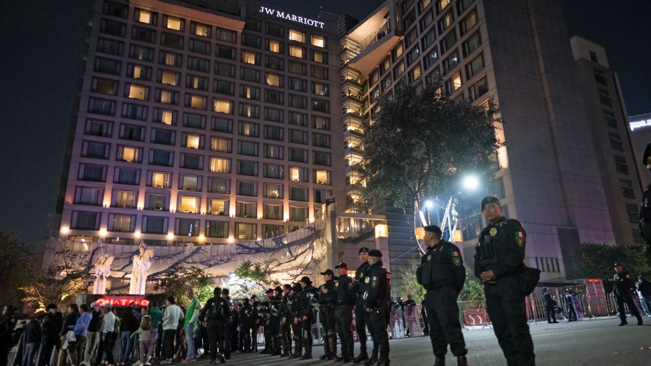 墨西哥球迷赛前 serenata 夜袭英格兰酒店引发热议